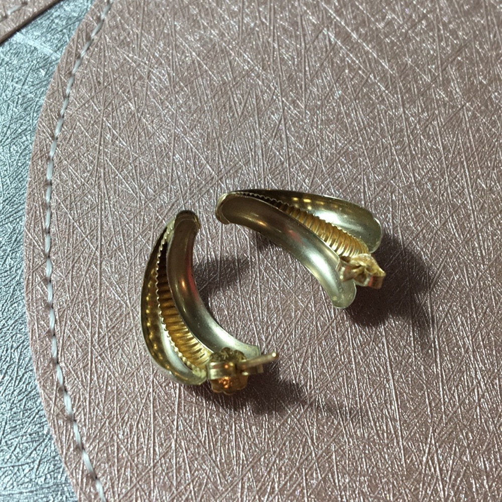 🌸SOLD🌸 White and yellow gold earrings. - Picture 5 of 5