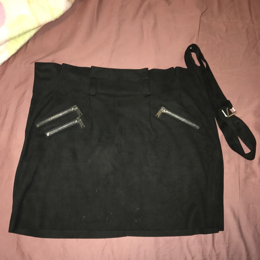 Zara Skirt size large black with belt