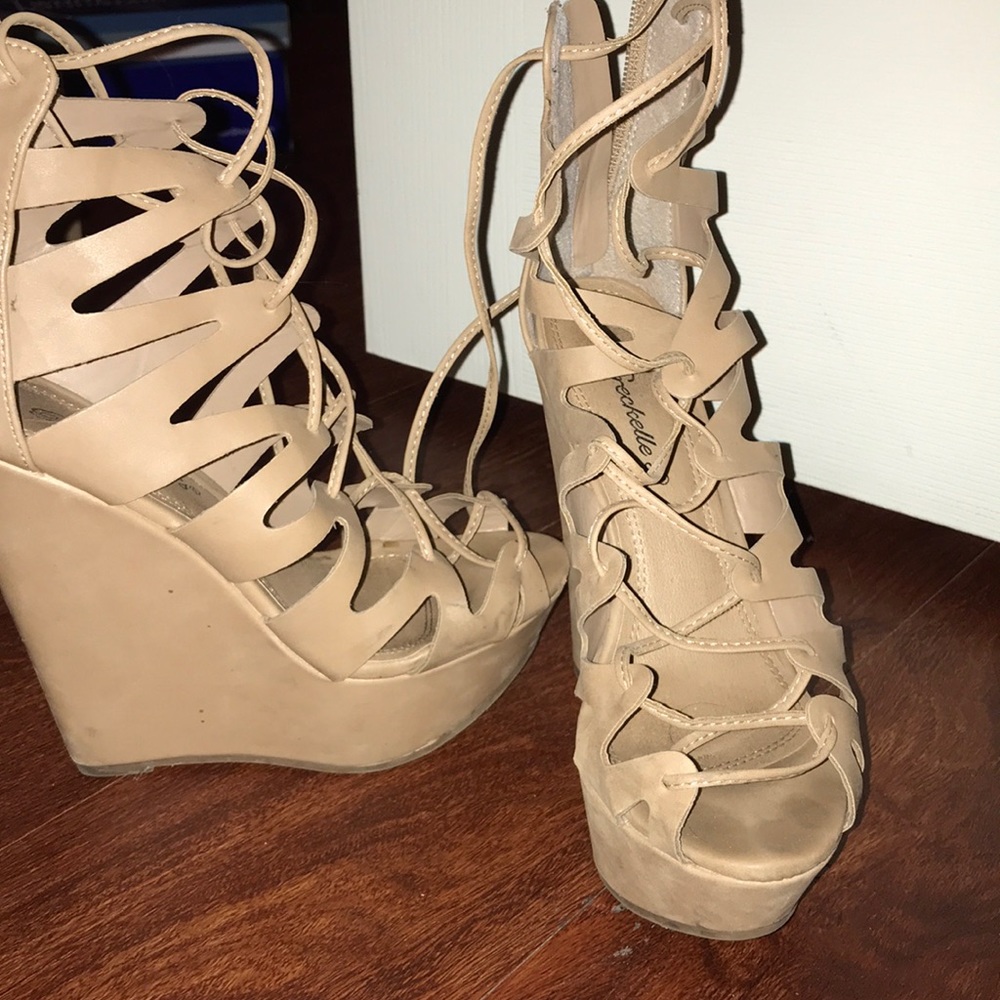 Nude wedges !
