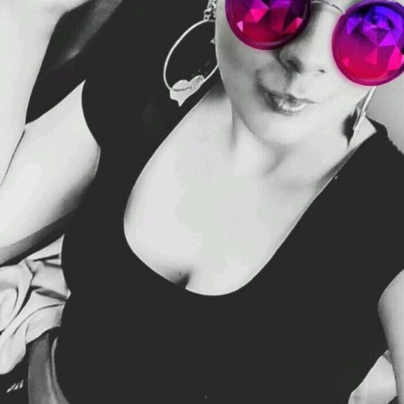 Meet your Posher, Queenn - Picture 1 of 1