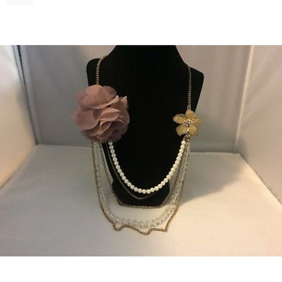 LAVENDER CLOTH FLOWER GLASS & FAUX PEARL NECKLACE - Picture 2 of 4