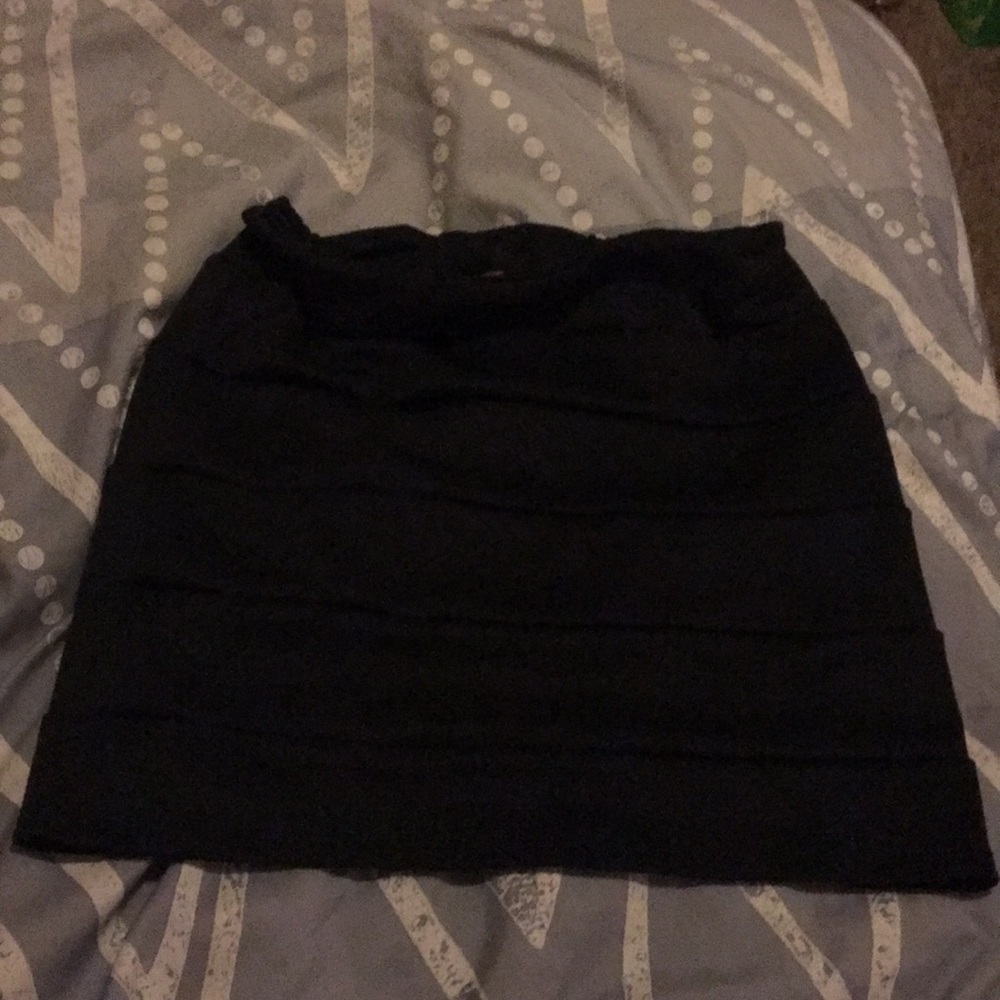 Black fitted skirt