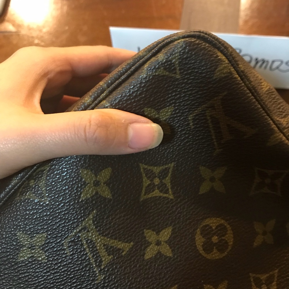 Authentic LV Pouch 28 🎉SOLD🎉 - Picture 3 of 8