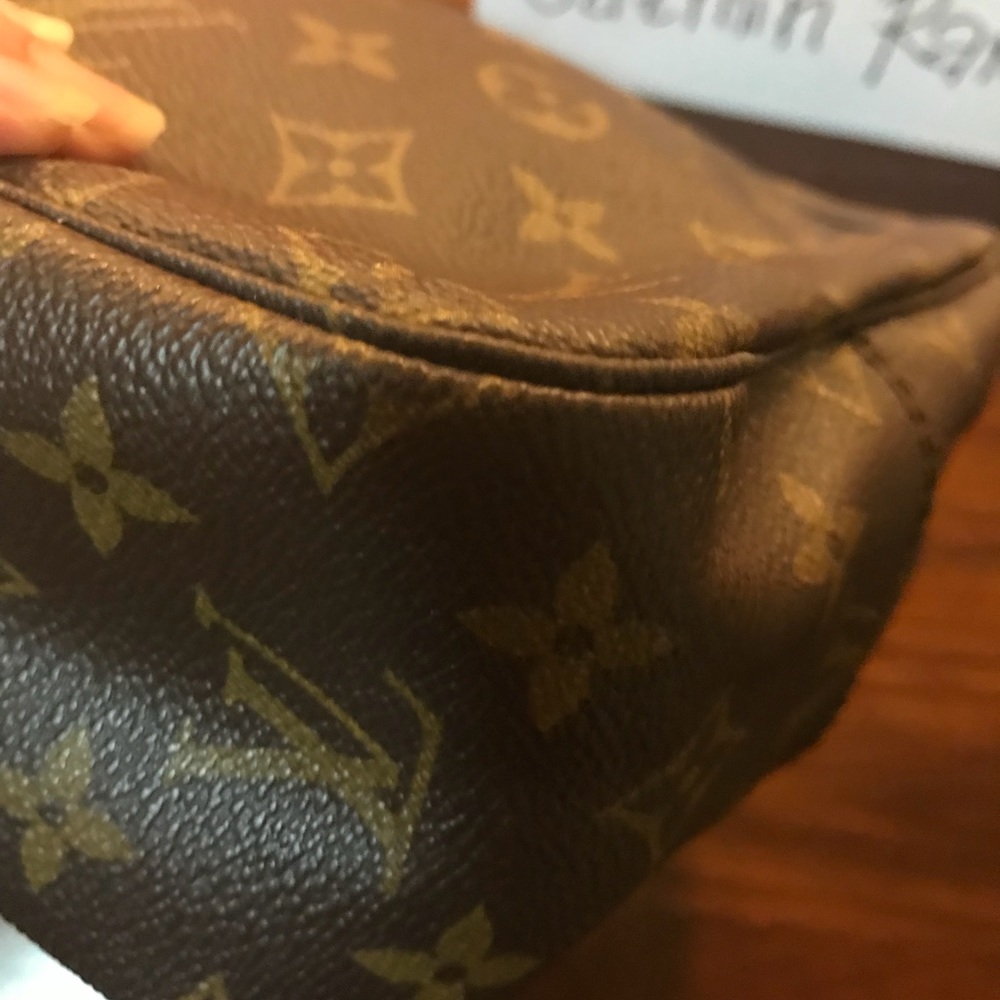 Authentic LV Pouch 28 🎉SOLD🎉 - Picture 4 of 8