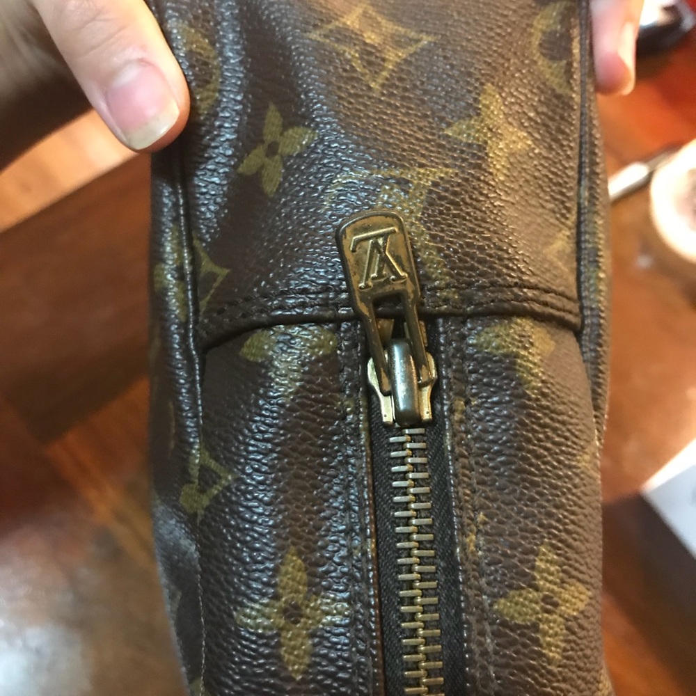 Authentic LV Pouch 28 🎉SOLD🎉 - Picture 6 of 8