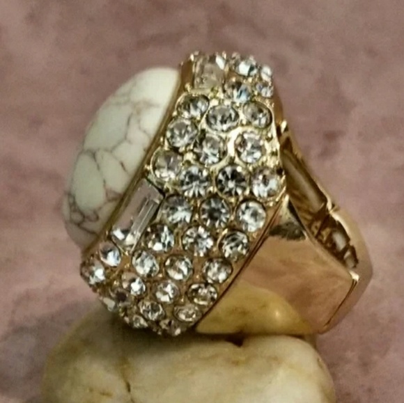 Jewelry- Ring - Picture 2 of 2