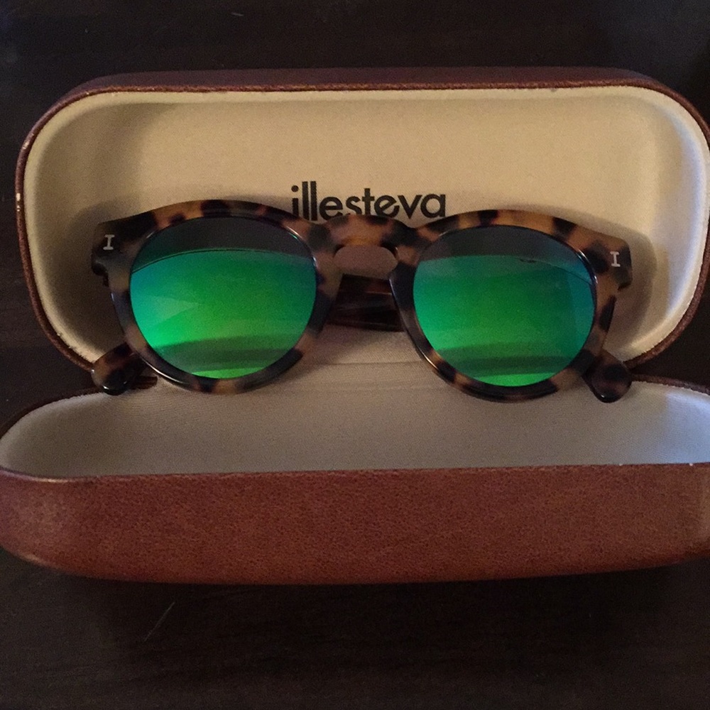 Illesteva green reflective lenses sunglasses