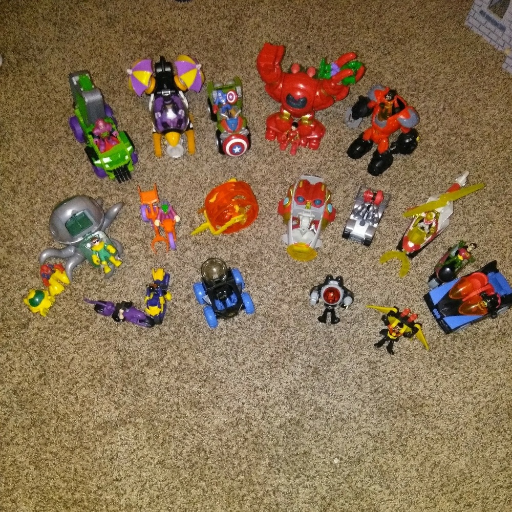 17-19 DIFFERENT SUPERHERO SETS