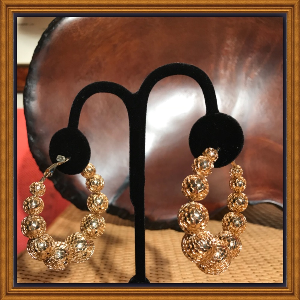 “J. Lo” Hoop Earrings Very Large and unique - Picture 1 of 2
