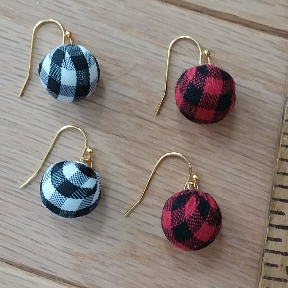 SO CUTE hunters or houndstooth PLAID drop earrings
