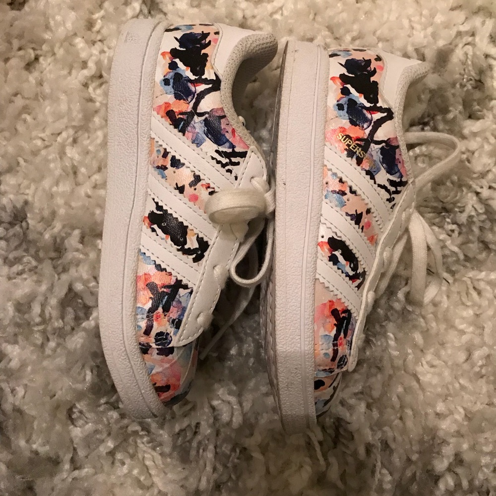 Kids Addidas Floral Superstars, Euc.