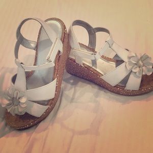 White wedge sandals 👡