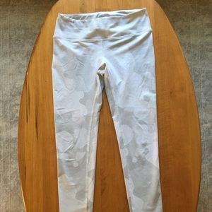 Alo Yoga White Camo Pant Size XS
