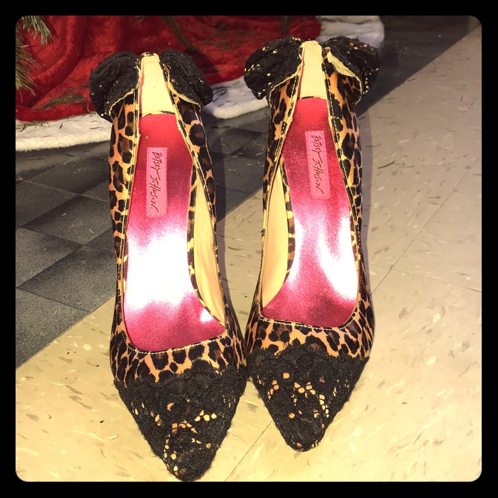 they are new shoes wore them only two times.