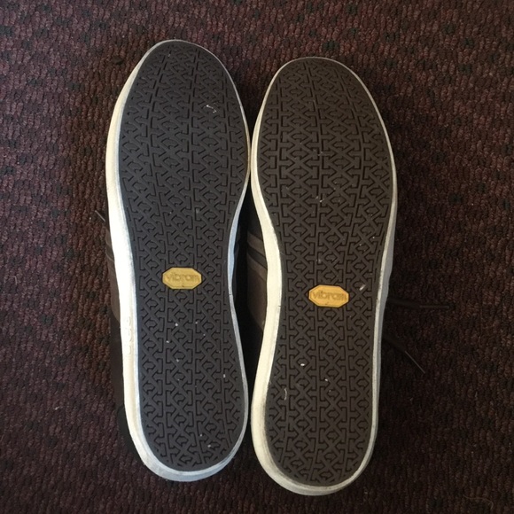 UGGS - Picture 4 of 8