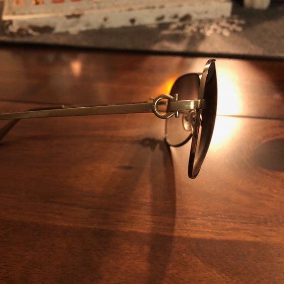 🎀Ferragamo Sunnies! LIKE NEW!! 150 OBO!!🎀 - Picture 2 of 5