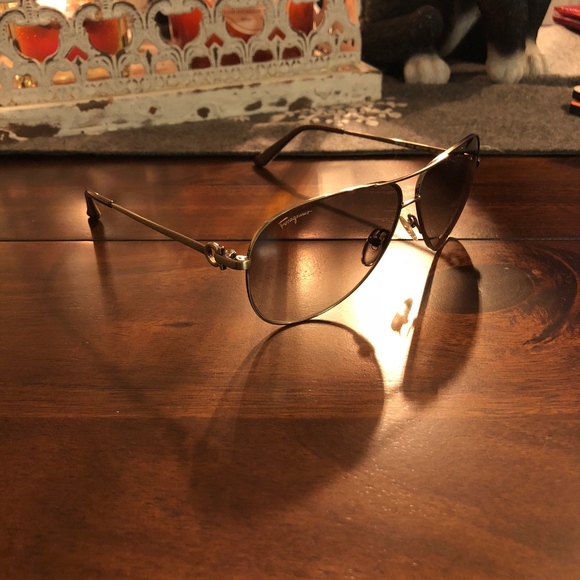🎀Ferragamo Sunnies! LIKE NEW!! 150 OBO!!🎀 - Picture 4 of 5