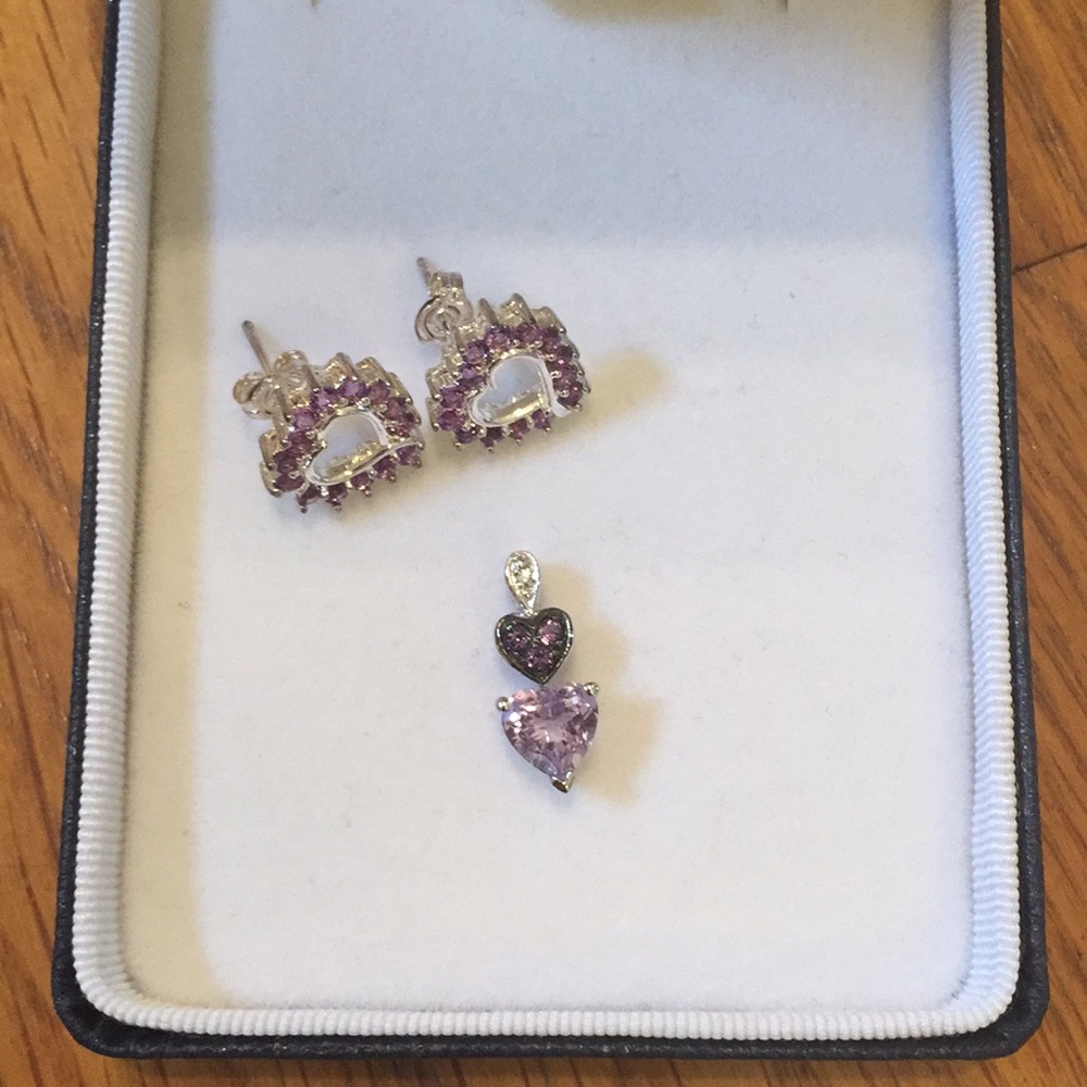 Beautiful pendant and earring set. Purple amethyst