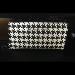 Michael Kors houndstooth wallet