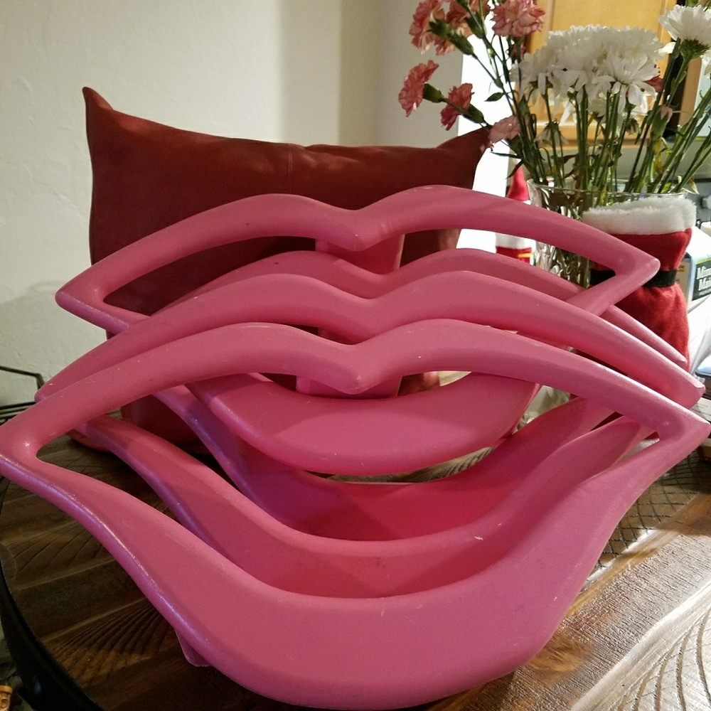 4 Wood Shelves Made Like Lips