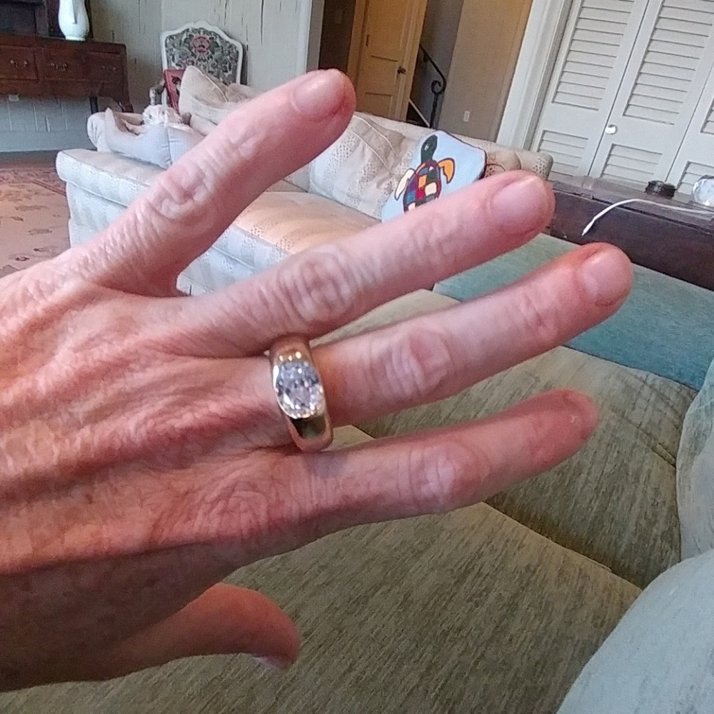 HENRI BENDEL ROUNDED GOLD BAND W/INSET DIAMOND