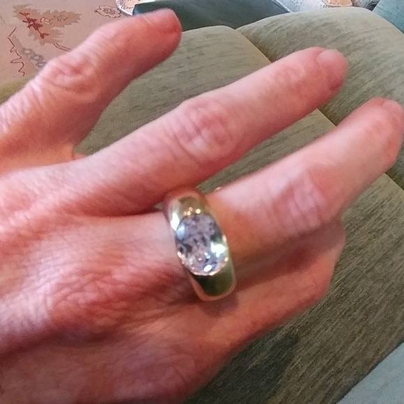 HENRI BENDEL ROUNDED GOLD BAND W/INSET DIAMOND - Picture 2 of 4