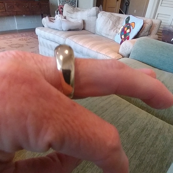 HENRI BENDEL ROUNDED GOLD BAND W/INSET DIAMOND - Picture 3 of 4