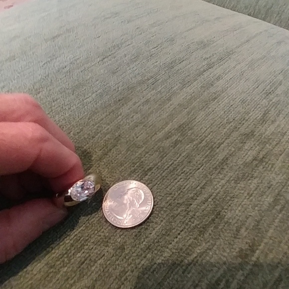 HENRI BENDEL ROUNDED GOLD BAND W/INSET DIAMOND - Picture 4 of 4