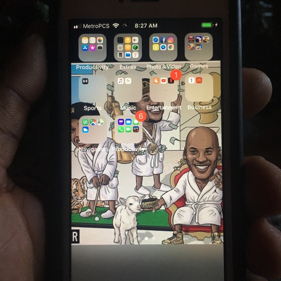 iPhone se unlocked 32 gb completely clean - Picture 3 of 5