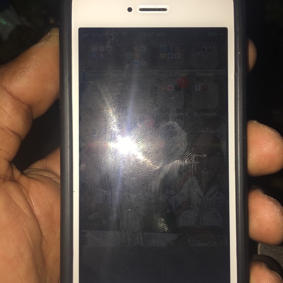 iPhone se unlocked 32 gb completely clean - Picture 4 of 5