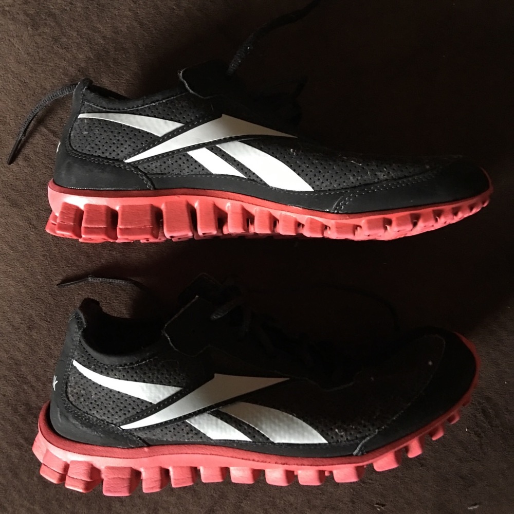 REEBOK ATHLETIC GYM SHOES SIZE 6 Y