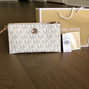 NWT Michael Kors wristlet
