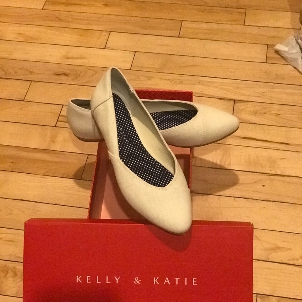 Kelly & Katie size 8 white flats!