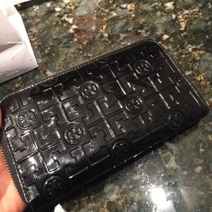authentic TORY BURCH Patent leather Wallet. I also