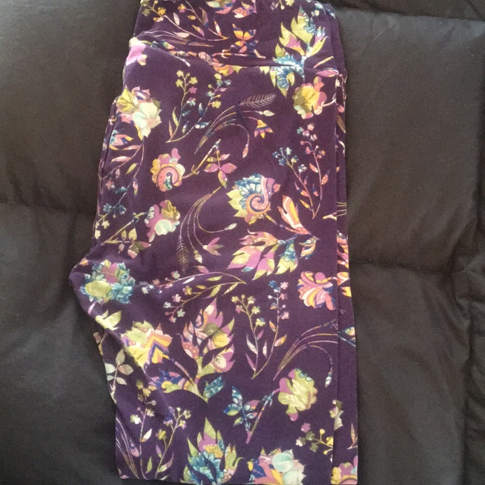 Beautiful flowery pattern LuLaRoe leggings!