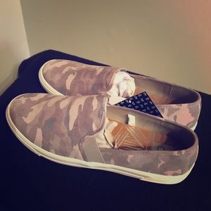 New Dolce Vita Gray Camouflage Slip on Sneakers 11