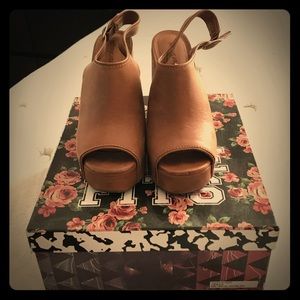 Jeffrey Campbell Smug Platform Wedge - Size 7