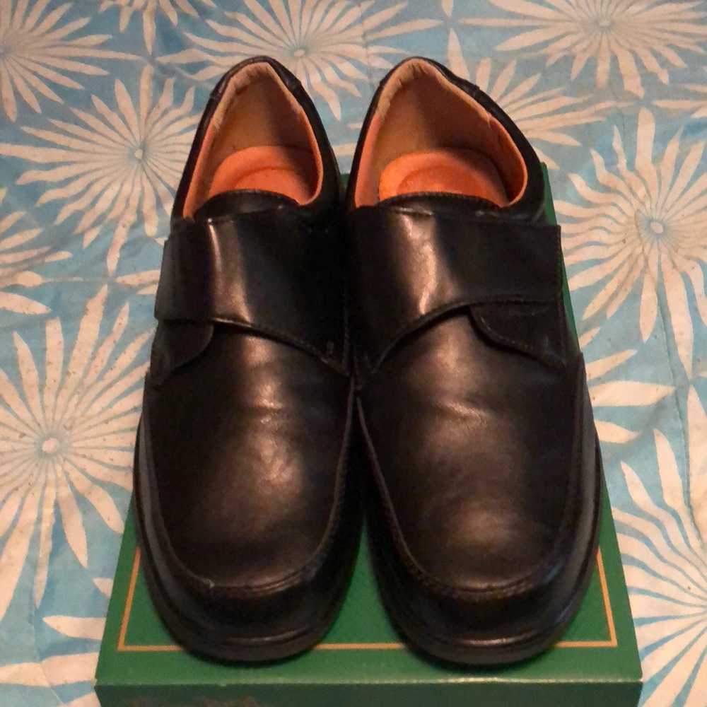 Thom McAn shoe