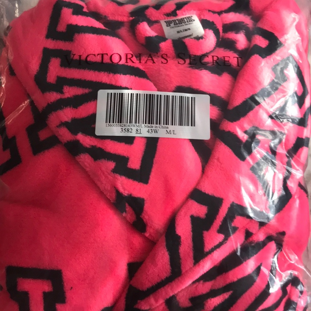 ⛔️Sold⛔️PINK VS Robe NIP M/L - Picture 3 of 3