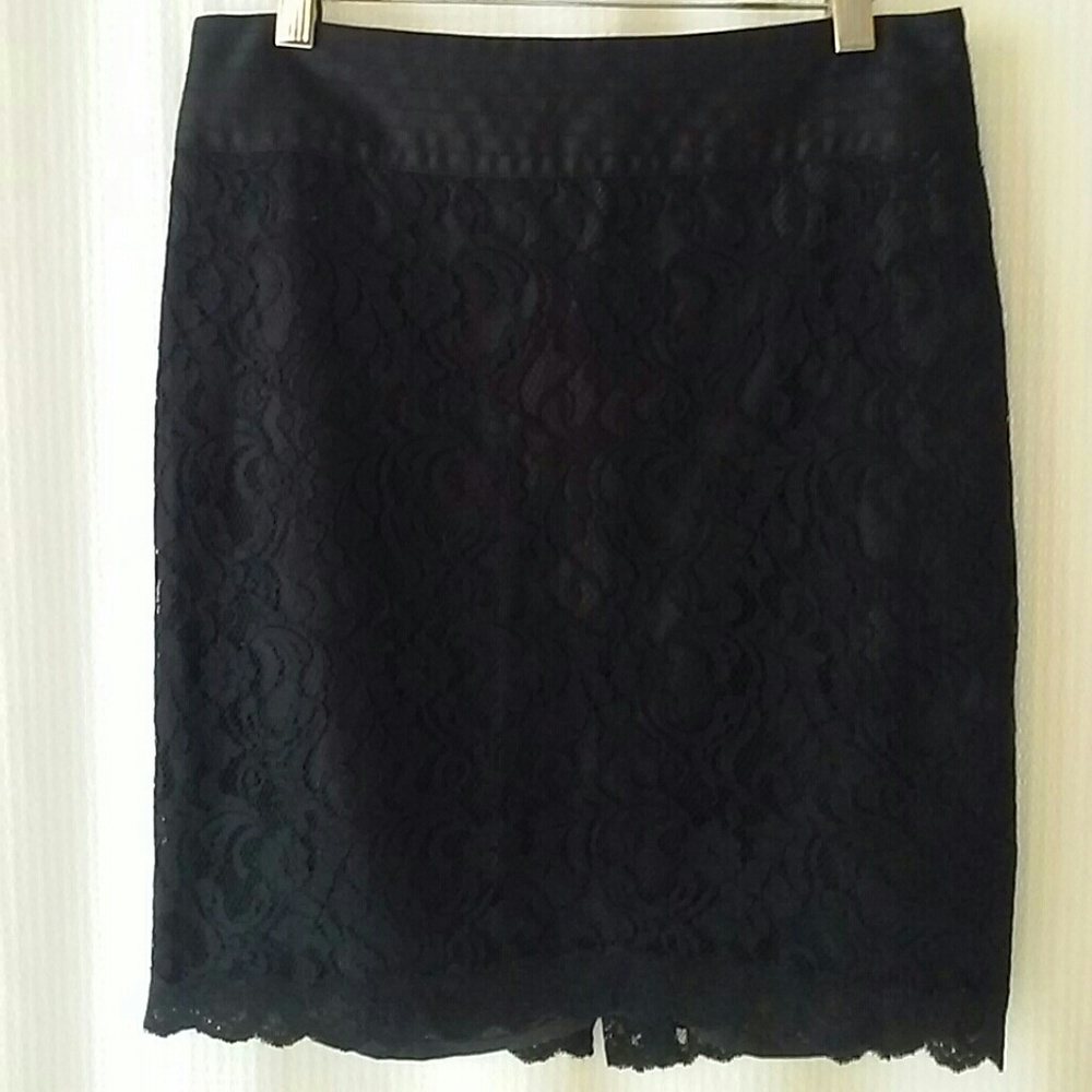 Limited lace mini skirt