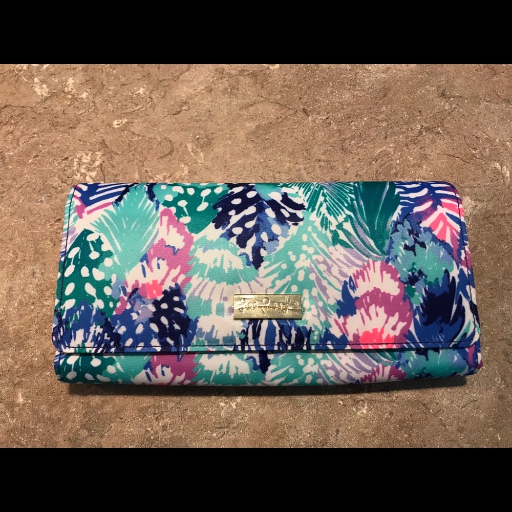 Lilly Pulitzer GWP Travel Wallet in Quill Out