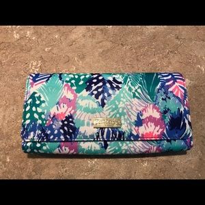 Lilly Pulitzer GWP Travel Wallet in Quill Out