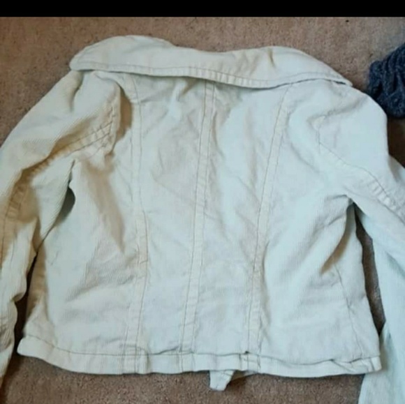 Large white jacket. - Picture 2 of 2