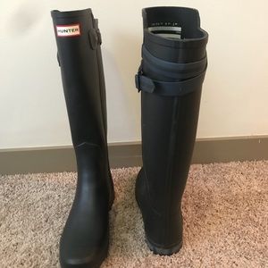 size 9 Black matte Hunter boots