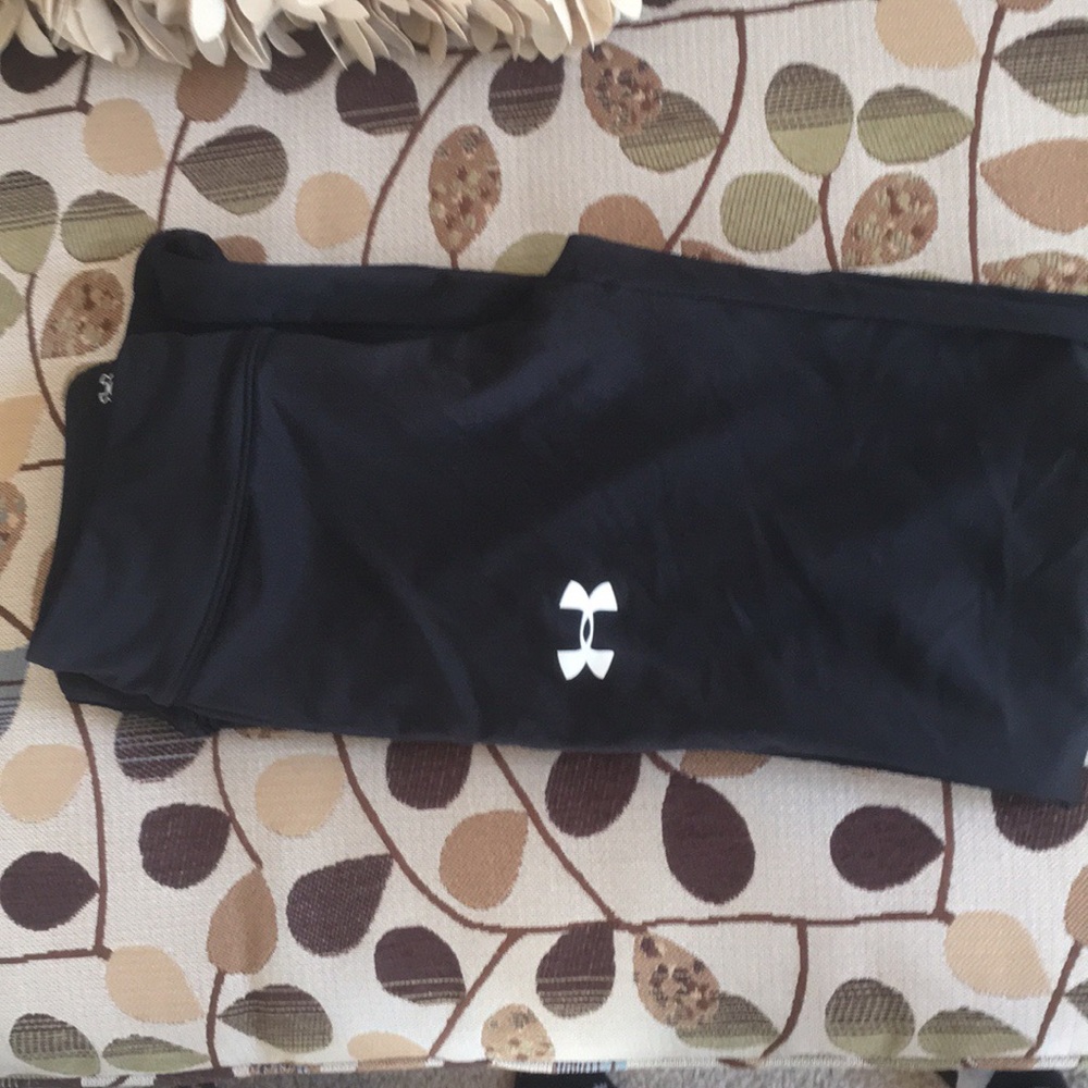 Youth (medium )Under Armour sweatpants .