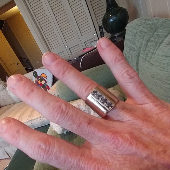 HENRI BENDEL GOLD RING WITH BANDS OF CRYSTALS - Picture 3 of 5