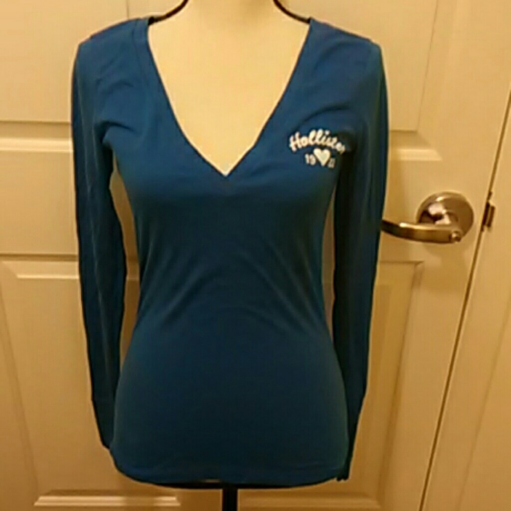 Adorable Hollister V Neck Long Sleeve Top!