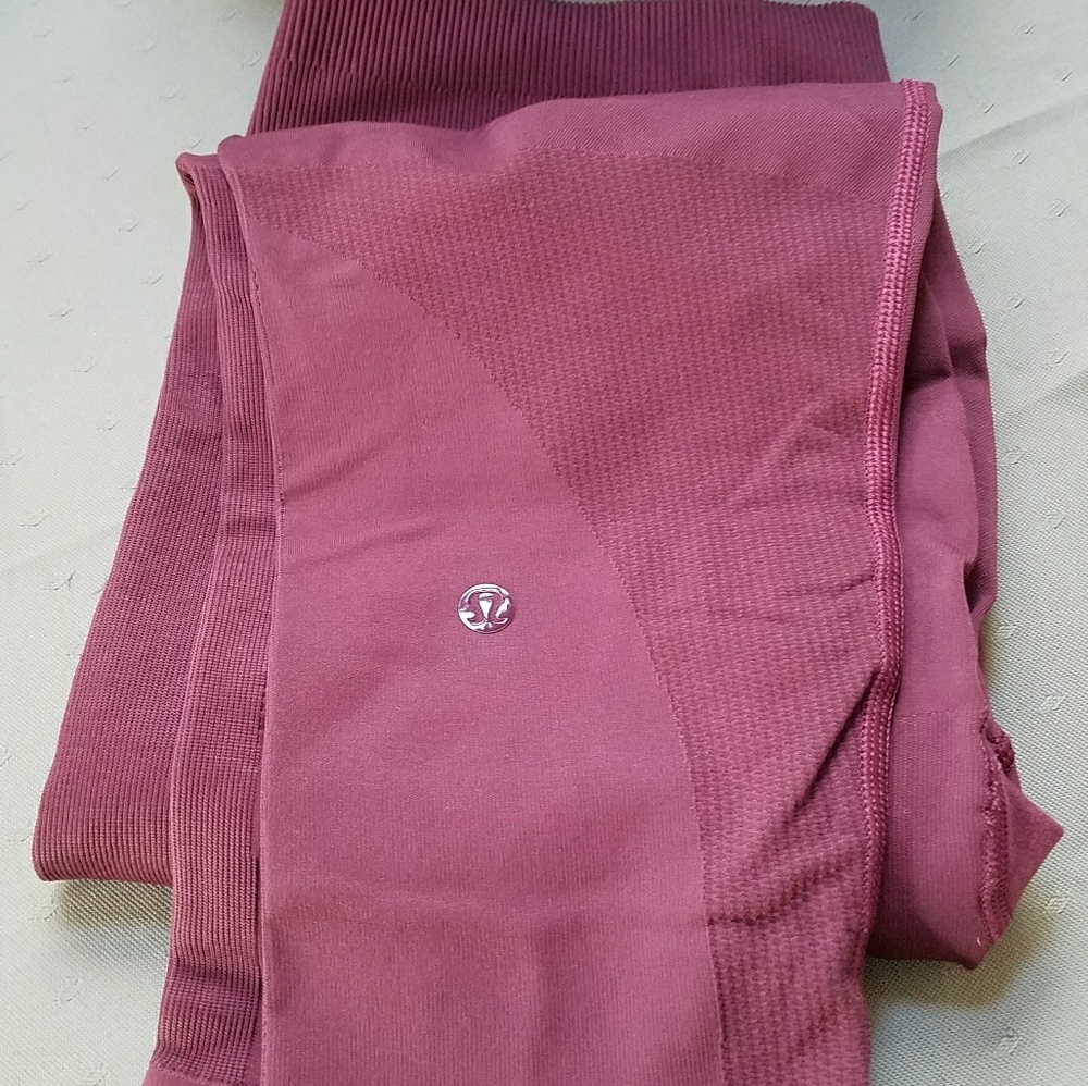 **SOLD**DO NOT BUY**LULU ZONE IN CROP MAROON