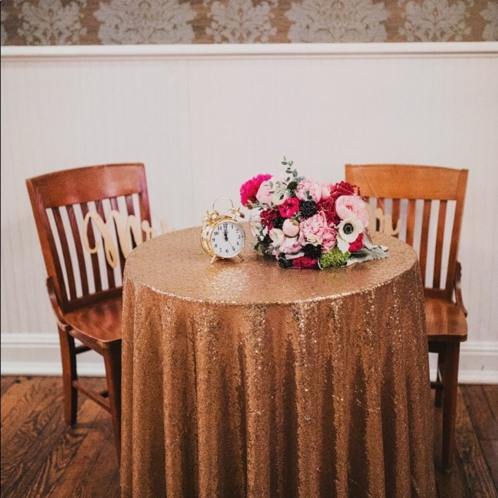 90" ROUND, GOLD SEQUIN TABLECLOTH