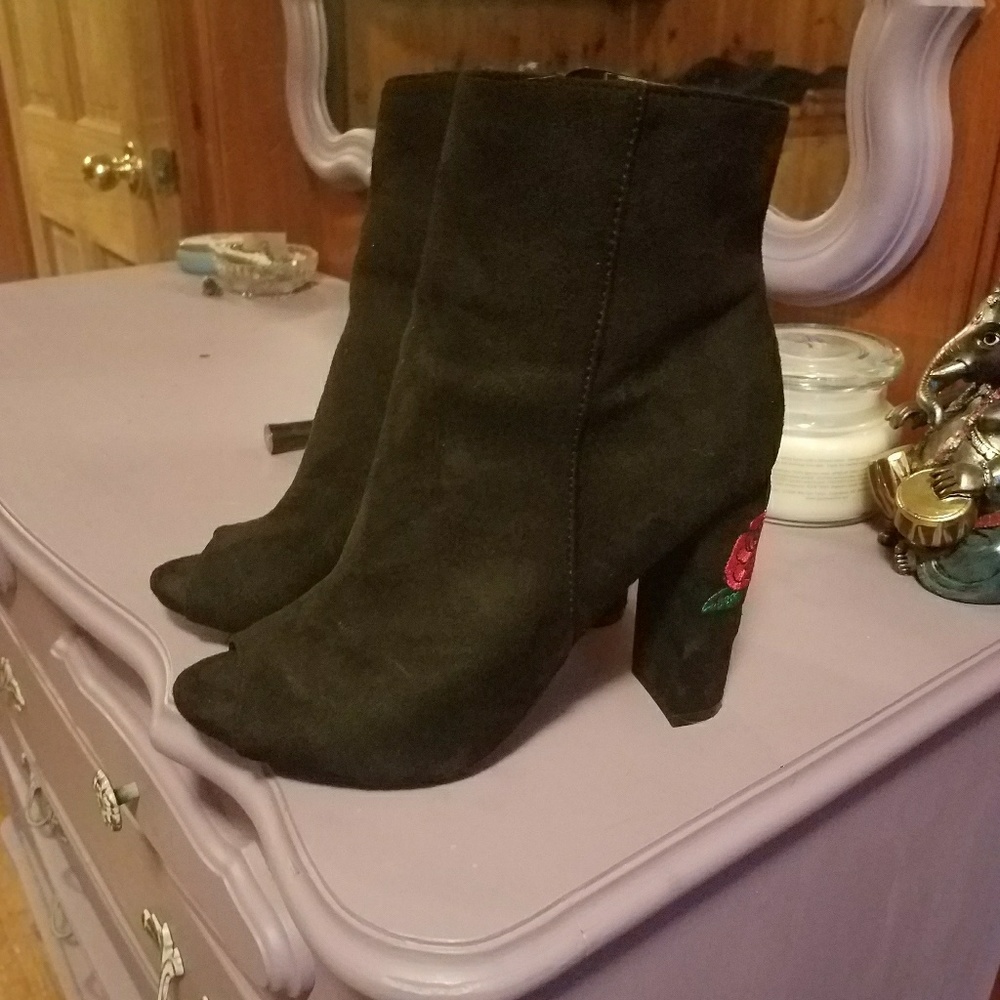 😭 SOLD 😂Rose Embroidered Bootie